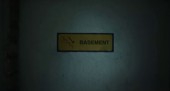 Movie still from “Maisie Peters - Psycho” (2021), directed by LOUIS BHOSE – Extreme Close Up shot, Overhead angle