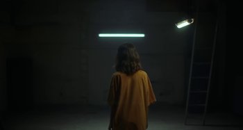 Movie still from “Maisie Peters - Psycho” (2021), directed by LOUIS BHOSE – Medium shot, Low angle