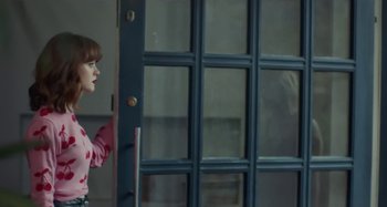 Movie still from “Maisie Peters - Psycho” (2021), directed by LOUIS BHOSE – Medium shot, Over the shoulder angle