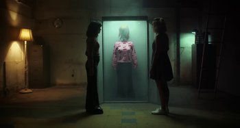 Movie still from “Maisie Peters - Psycho” (2021), directed by LOUIS BHOSE – Medium shot, Low angle