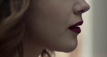 Movie still from “Maisie Peters - Psycho” (2021), directed by LOUIS BHOSE – Extreme Close Up shot, Low angle