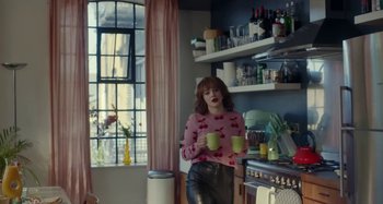 Movie still from “Maisie Peters - Psycho” (2021), directed by LOUIS BHOSE – Medium shot, Over the shoulder angle