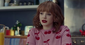 Movie still from “Maisie Peters - Psycho” (2021), directed by LOUIS BHOSE – Close Up shot, Over the shoulder angle