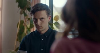 Movie still from “Maisie Peters - Psycho” (2021), directed by LOUIS BHOSE – Close Up shot, Over the shoulder angle
