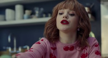 Movie still from “Maisie Peters - Psycho” (2021), directed by LOUIS BHOSE – Close Up shot, Over the shoulder angle
