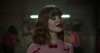Movie still from “Maisie Peters - Psycho” (2021), directed by LOUIS BHOSE – Close Up shot, Over the shoulder angle