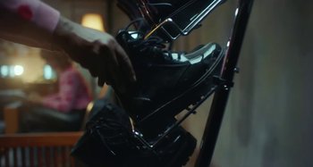 Movie still from “Maisie Peters - Psycho” (2021), directed by LOUIS BHOSE – Extreme Close Up shot, High angle