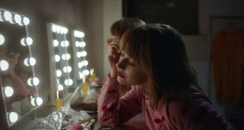 Movie still from “Maisie Peters - Psycho” (2021), directed by LOUIS BHOSE – Close Up shot, Over the shoulder angle