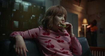 Movie still from “Maisie Peters - Psycho” (2021), directed by LOUIS BHOSE – Medium shot, Over the shoulder angle