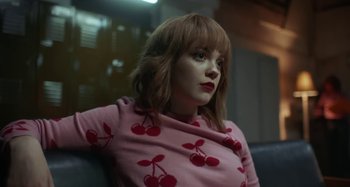 Movie still from “Maisie Peters - Psycho” (2021), directed by LOUIS BHOSE – Medium shot, Low angle