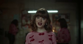 Movie still from “Maisie Peters - Psycho” (2021), directed by LOUIS BHOSE – Medium shot, Over the shoulder angle