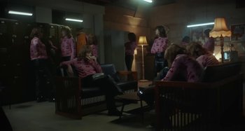 Movie still from “Maisie Peters - Psycho” (2021), directed by LOUIS BHOSE – Wide shot, High angle