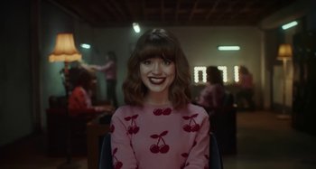 Movie still from “Maisie Peters - Psycho” (2021), directed by LOUIS BHOSE – Medium shot, Over the shoulder angle