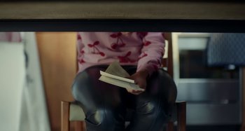 Movie still from “Maisie Peters - Psycho” (2021), directed by LOUIS BHOSE – Medium shot, Low angle