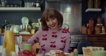 Movie still from “Maisie Peters - Psycho” (2021), directed by LOUIS BHOSE – Medium shot, Over the shoulder angle
