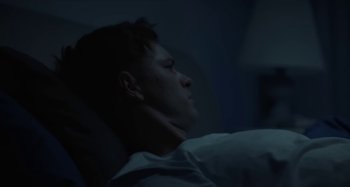 Movie still from “Maisie Peters - Psycho” (2021), directed by LOUIS BHOSE – Close Up shot, Low angle