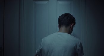 Movie still from “Maisie Peters - Psycho” (2021), directed by LOUIS BHOSE – Medium shot, Low angle