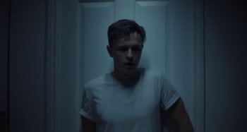 Movie still from “Maisie Peters - Psycho” (2021), directed by LOUIS BHOSE – Medium shot, Low angle