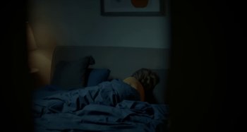 Movie still from “Maisie Peters - Psycho” (2021), directed by LOUIS BHOSE – Medium shot, High angle