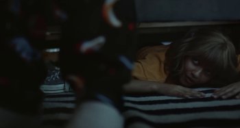 Movie still from “Maisie Peters - Psycho” (2021), directed by LOUIS BHOSE – Medium shot, Low angle