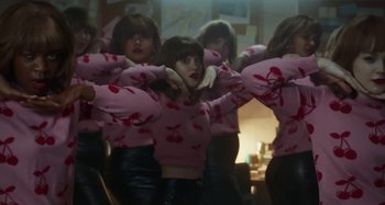 Movie still from “Maisie Peters - Psycho” (2021), directed by LOUIS BHOSE – Medium shot, High angle