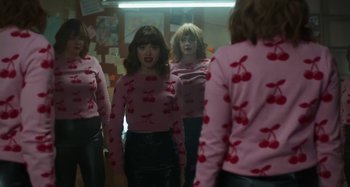 Movie still from “Maisie Peters - Psycho” (2021), directed by LOUIS BHOSE – Medium shot, Over the shoulder angle
