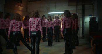 Movie still from “Maisie Peters - Psycho” (2021), directed by LOUIS BHOSE – Wide shot, High angle