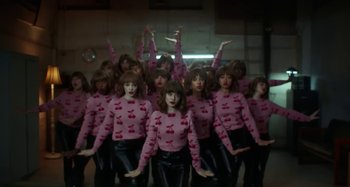 Movie still from “Maisie Peters - Psycho” (2021), directed by LOUIS BHOSE – Wide shot, High angle