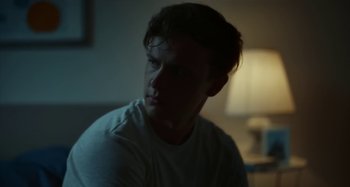 Movie still from “Maisie Peters - Psycho” (2021), directed by LOUIS BHOSE – Close Up shot, Low angle