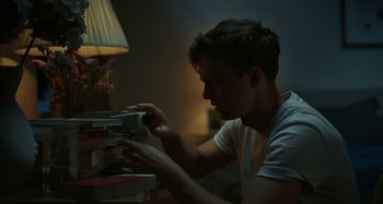 Movie still from “Maisie Peters - Psycho” (2021), directed by LOUIS BHOSE – Medium shot, Low angle