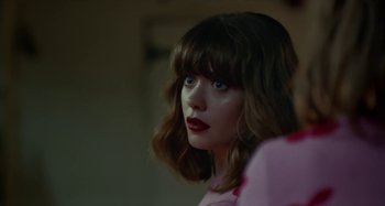 Movie still from “Maisie Peters - Psycho” (2021), directed by LOUIS BHOSE – Close Up shot, Over the shoulder angle