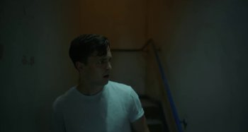 Movie still from “Maisie Peters - Psycho” (2021), directed by LOUIS BHOSE – Medium shot, Low angle
