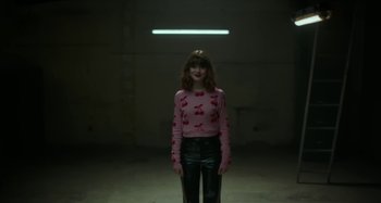 Movie still from “Maisie Peters - Psycho” (2021), directed by LOUIS BHOSE – Medium shot, Low angle
