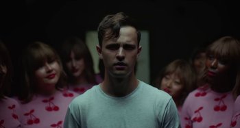 Movie still from “Maisie Peters - Psycho” (2021), directed by LOUIS BHOSE – Close Up shot, Low angle