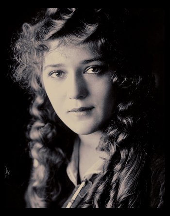 Movie still from “Jessica Helfand - FACE” (2021) – Close Up shot, High angle