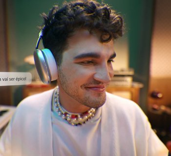 Movie still from “KitKat - Break Épico” (2023) – Extreme Close Up shot, Over the shoulder angle