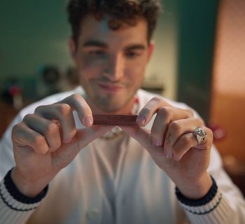 Movie still from “KitKat - Break Épico” (2023) – Extreme Close Up shot, Overhead angle