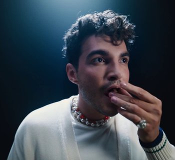 Movie still from “KitKat - Break Épico” (2023) – Close Up shot, Low angle