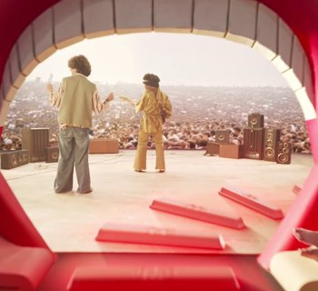 Movie still from “KitKat - Break Épico” (2023) – Wide shot, High angle