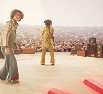 Movie still from “KitKat - Break Épico” (2023) – Wide shot, Low angle