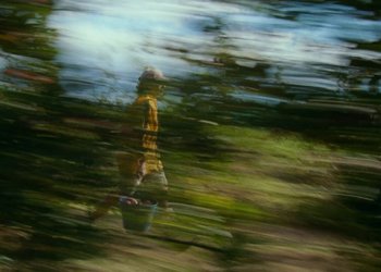 Movie still from “Square - Para Los Que Hacen” (2021) – Extreme Close Up shot, Overhead angle