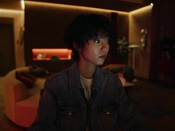 Movie still from “Coach - Life Has Different Paths” (2024) – Close Up shot, Over the shoulder angle