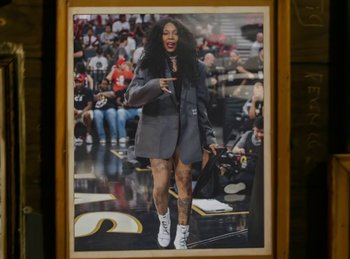 Movie still from “Nike - Sport Changes Everything, Chicago-Style” (2019) – Medium shot, Low angle