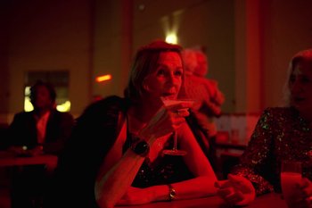 Movie still from “Los Premios - Me Enamoré” (2021), directed by Guillermo Polo – Medium shot, Low angle