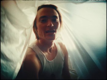 Movie still from “Ben Zaidi - Ben Zaidi’s Blues” (2021), directed by Evers Pund – Medium shot, Low angle