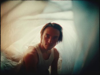 Movie still from “Ben Zaidi - Ben Zaidi’s Blues” (2021), directed by Evers Pund – Medium shot, Low angle