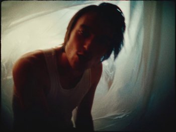 Movie still from “Ben Zaidi - Ben Zaidi’s Blues” (2021), directed by Evers Pund – Medium shot, Low angle