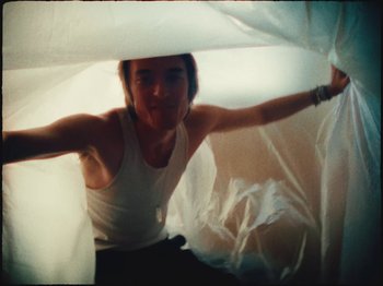 Movie still from “Ben Zaidi - Ben Zaidi’s Blues” (2021), directed by Evers Pund – Medium shot, Low angle