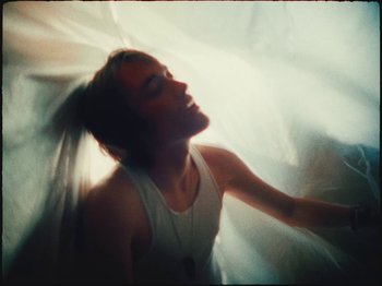 Movie still from “Ben Zaidi - Ben Zaidi’s Blues” (2021), directed by Evers Pund – Medium shot, Overhead angle
