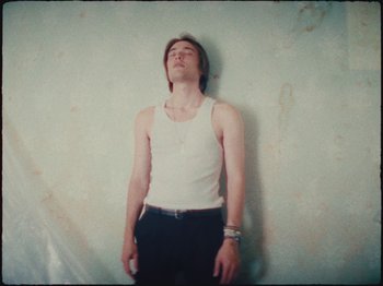 Movie still from “Ben Zaidi - Ben Zaidi’s Blues” (2021), directed by Evers Pund – Medium shot, Low angle